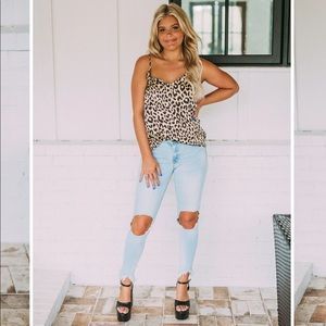 Light-washed ripped-knee skinny jeans